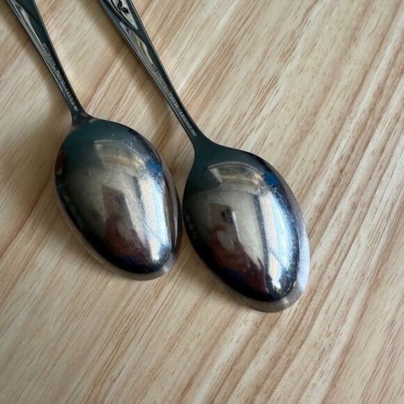 2 Vintage Lasting Rose Soup Spoons Oneida OneidaCraft Deluxe Stainless Flatware - Picture 3 of 6
